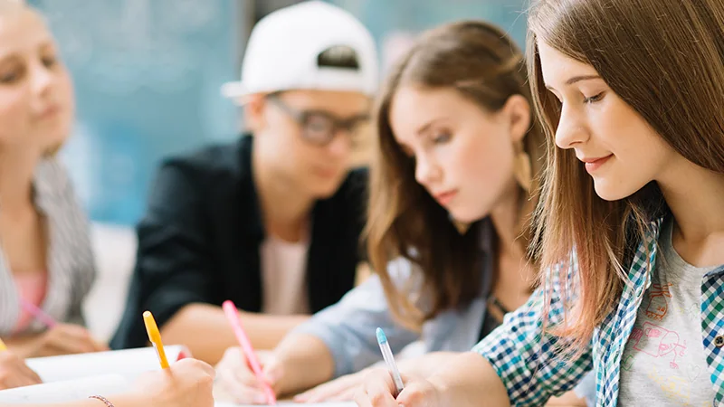 Alunos do ensino secundário a preparar-se em conjunto