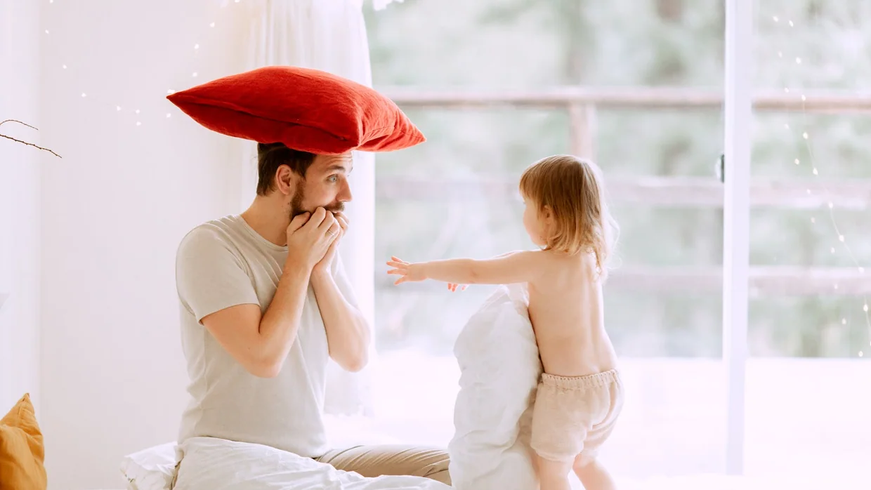 Pai e filho a brincar em casa