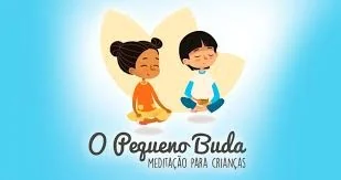 Criança sentada em posição de meditação